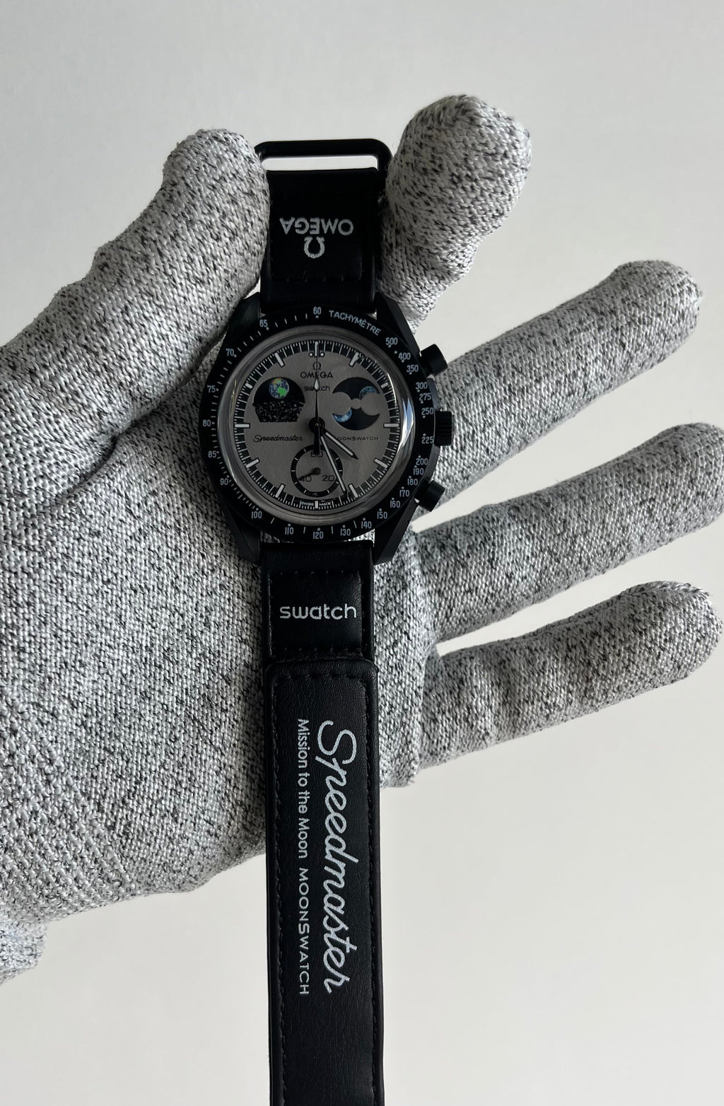 Bioceramic MoonsSwatch Moonphase Snoopy Black