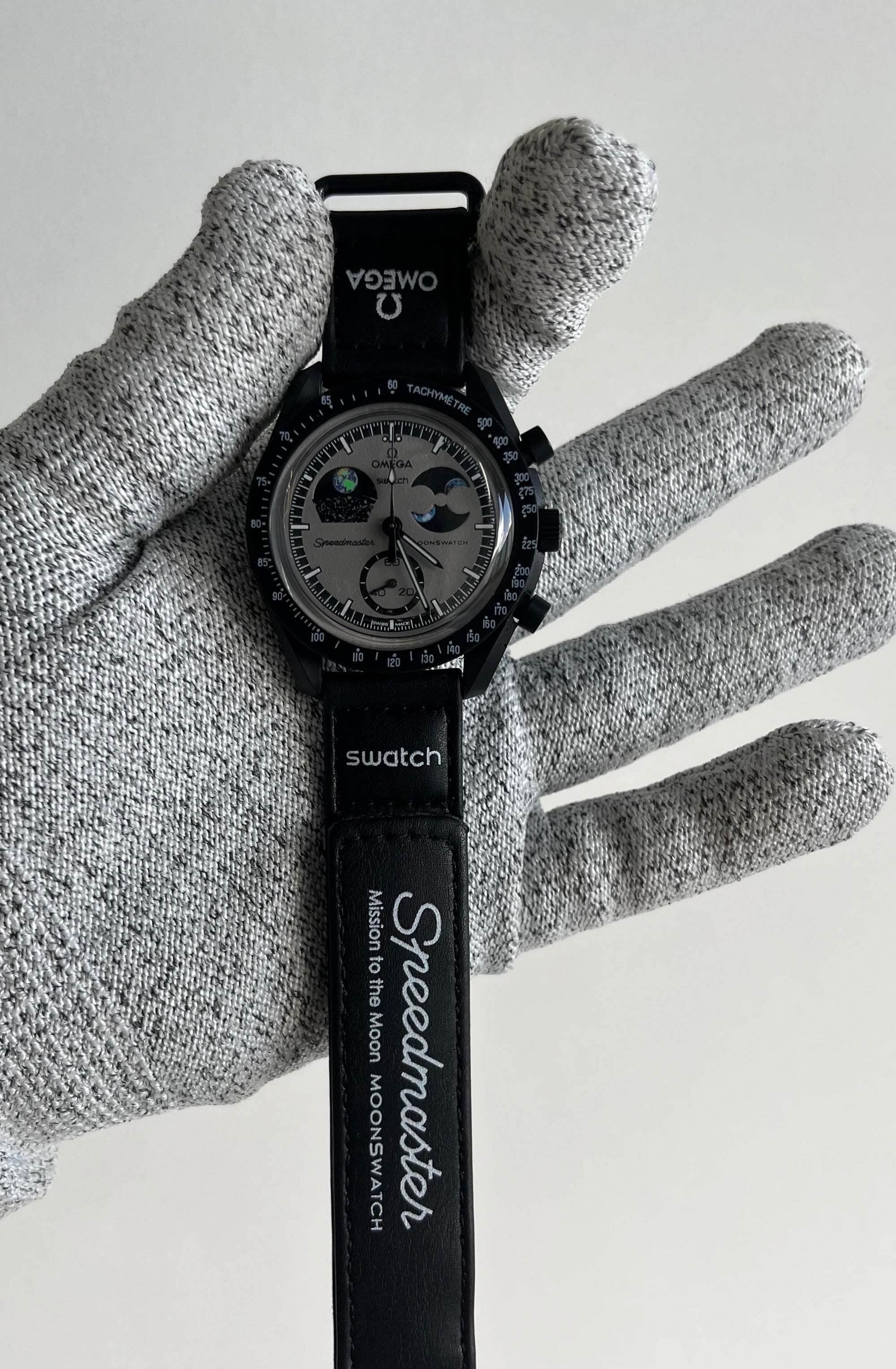 Bioceramic MoonsSwatch Moonphase Snoopy Black