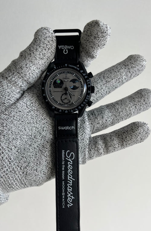 Bioceramic MoonsSwatch Moonphase Snoopy Black