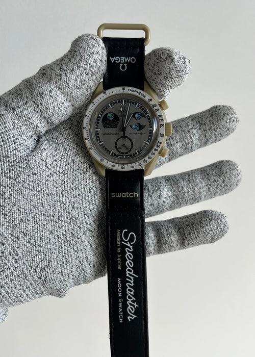 Bioceramic MoonsSwatch jupiter beige